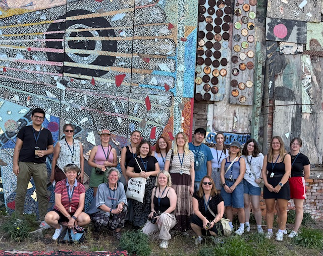 Gruppe der Studierenden-Exkursion 2025 vor einem Wandkunstwerk in Ann Arbor